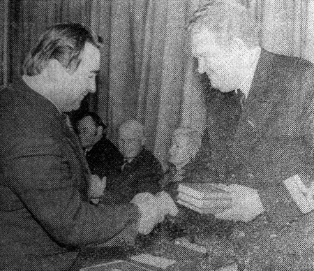 Обиралко А. ветеран ВОВ , ему  вручает подарок гендиректор В. Теносаар - 11 05 1978