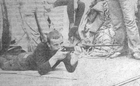 Кацай Анатолий  матрос 1-го класса выполняет стрельбу из пневматической винтовки лежа -  РТМ-7229 Юхан Смуул 06 09 1973