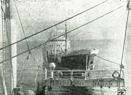 танкер   Криптон  дает   топливо  БМРТ-0355  в   СЗА  - 1966 год