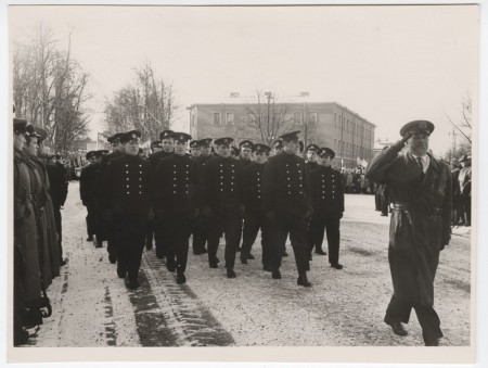 Учащиеся Пярнуской морской школы на демонстрации в 1964 году