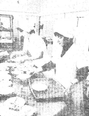 Луткова С. и С. Назарова на раздаче в новой столовой -  Эстрыбпром 31 01 1987