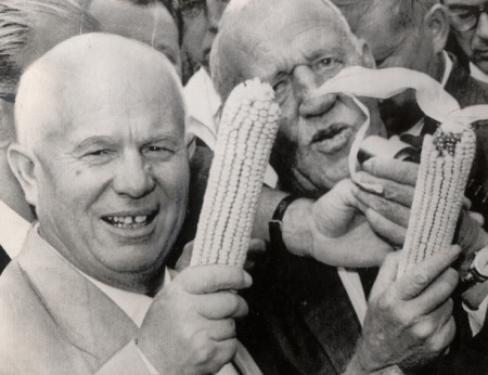 Хрущёв объявил в 1961 г. на XXII съезд КПСС, что к 1980 году в СССР будет построен коммунизм