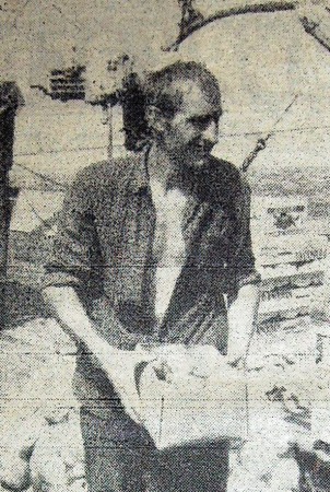 Густинович Г. матрос СРТ 9097  раздает фрукты 18 января  1972