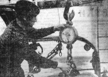 Косых Юрий мастер добычи  взвешивает углубители разноглубинного трала  БМРТ 250 30 июня 1971