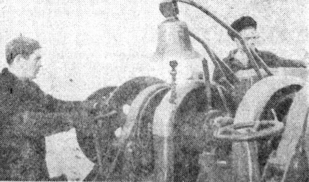 матросы М. Ковалев и В. Становой за проверкой брашпиля перед отходом судна 09 03 1963