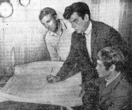 Изотов Г. стармех в центре, Лаас Э. 3-й механик,  старший моторист Левицкий Л. слева ТР Бриз 28 сентября 1971