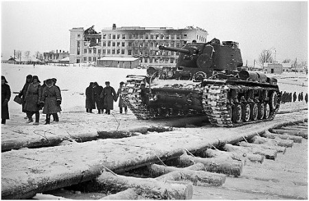 тяжелый  танк  переходит через  Волгу по  льду у города  Калинина.
