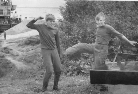 Аксенов Игорь с деревенским пареньком имитируют  схватку - деревня Рылово, 1962 год