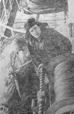 Коваленко Илья навигатор   у лебедки ИГЭК - БМРТ-355 АНТОН ТАММСААРЕ 29 11 1973