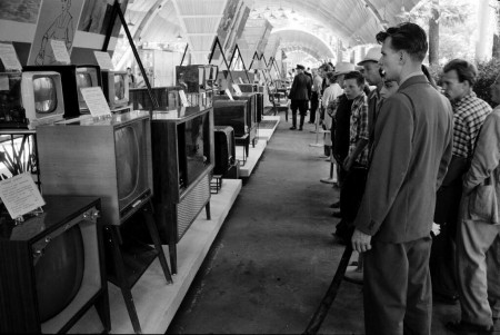 Советские граждане разглядывают американские телевизоры на выставке в Москве, 1959 год.