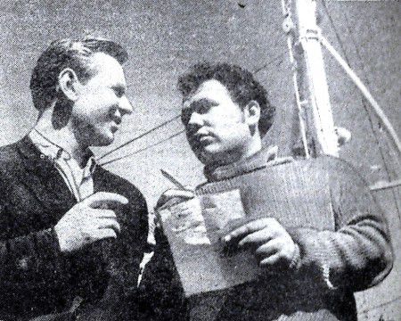 Горбачев  Анатолий  слева старший  мастер добычии справа мастер добычи Анатолий Ставицкий СРТР-9122 25  май 1966 года