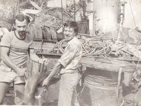 Рядом с  Валентном механиком штурман и небольшая акула молот Гвинея-бисау. 1980 год.