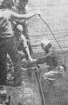 Канадский инспектор поднимается на борт судна - БМРТ-605 Мыс Челюскин июнь 1979