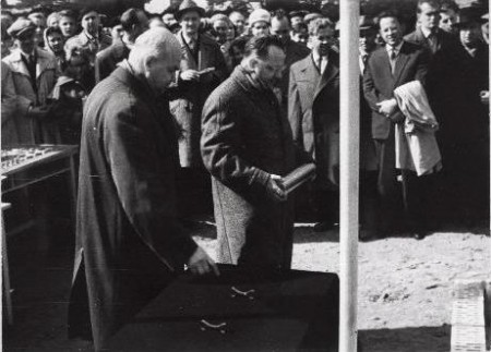 Первый секретарь ЦК  КПЭ Я. Кабин (справа) TPI закладывает краеугольный камень нового здания Мустамяэ. Слева стоит  ректор  ТПИ Аарна Агу 1962