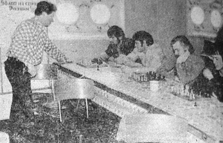 Петраковский  Н.  технолог, проводит сеанс одновременной игры в шахматы - БМРТ-457 Каарел Лийманд  27 04 1976