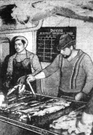 Лаук Ю. рыбмастер и Мершин В. матрос контроль рыбопродукции БМРТ 368 Оскар Лутс 7 октября 1971