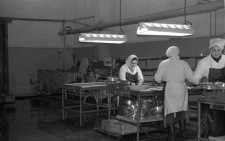 Производство рыбных консервов в Эстрыбпром. Рабочие укладывают рыбу в банки. 1986