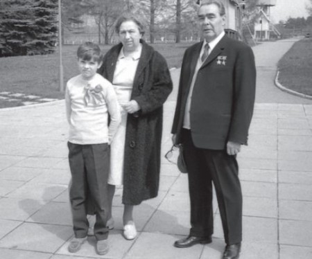Леонид Ильич с Викторией Петровной и внуком Андреем