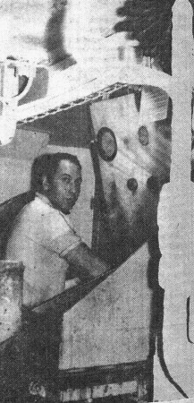 Туниев   Алексей возле  конвейерного  скороморозильного   аппарата – РТМС-7561 Секстан 15 12 1987