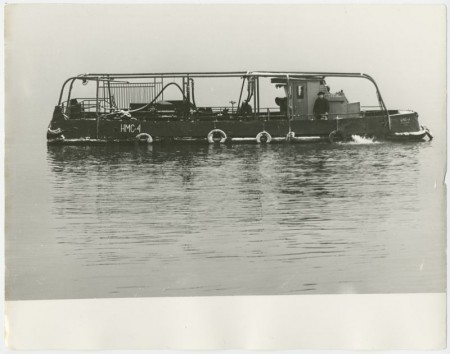 НМС-4 судно-сборщик нефтяных остатков Эстрыбпром в акватории порта 1982