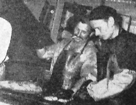 Опытный рыбообработчик обучает молодого товарища  - БМРТ-396 Иоханнес Рувен 26 10 1966