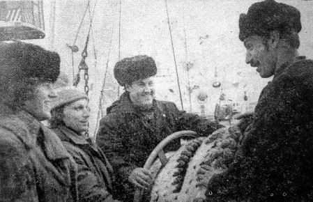 члены   передовой   бригады   рыбообработчиков - БМРТ-555 Феодор Окк  25 02 1978