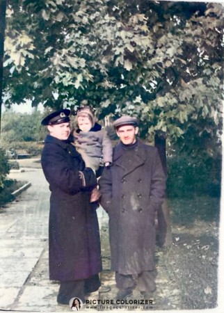 Таллин, я у Андреева Коли на руках и Ровбут Олег (работали в ОВСГ)  - 1957