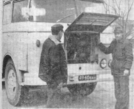 Сламенец В. водитель готовит автомашину к техосмотру – Автобаза Эстрыбпром 19 04 1979