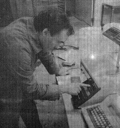 Уторов Ш.  главный инженер опробует ЭВМ  от  вакуум-упаковочной машины  Дикси – Холодильник Эстрыбпром 23 11 1989