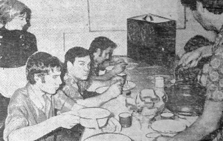 Любашевская С. официантка  добросовестно  выполняет свои обязанности -  БМРТ-250 Яан Коорт 25 04 1974