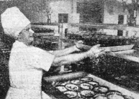 Повар Л. Бедная приготовила  сладкие  блюда - столовая СРЗ  12 09 1971
