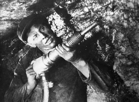 в 1935 г. Алексей  Стаханов установил рекорд  - добыв за смену 102 тонны угля, превысив  норму в 14 раз