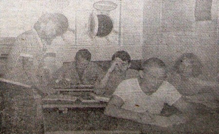 занятия учащихся Таллинской заочной школы моряков ведет преподаватель В. Прохоров ПБ Монюшко   6 апреля  1978