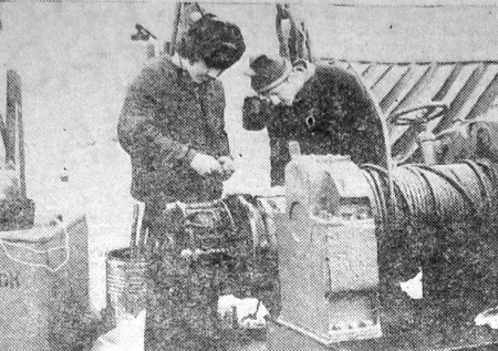 Тихонов Михаил электромеханик и электрик Леонид Ткач  проверяют грузовую  лебедку - БМРТ-333 ЮХАН СЮТИСТЕ 14 10 1976