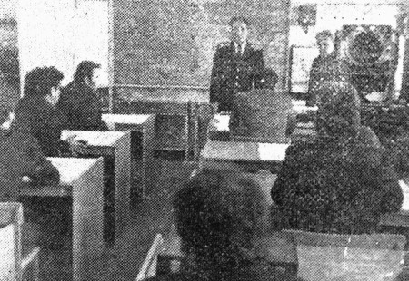 Деменцов Виктор Пантелеевич ведет лекцию  по работе на тренажере - ЭРНК Эстрыбпром  17 03 1984