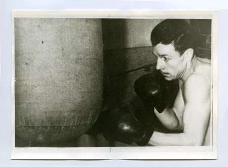 Лейман  Вениамин курсант ПШМ на тренировке по боксу. 1960 г.