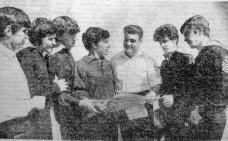 Вооглайд Отто 1-й помощник  в центре с комсомольцами  БМРТ 227 Аугуст Алле 15 сентября 1971