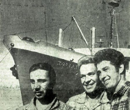 Кущев  А., К.  Илуструмм  слева матросы 1 кл  и матрос 2 кл  В.   Файзрахманов - БМРТ-384  Коралл 19 06  1965  год