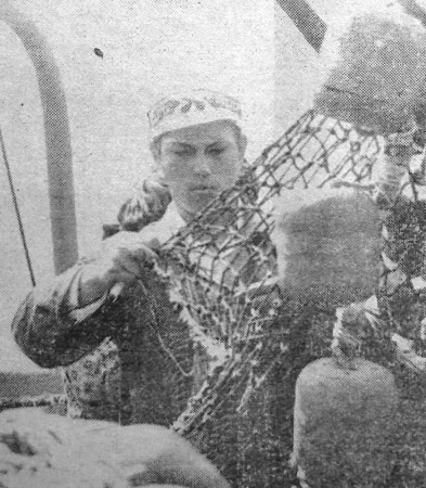 Осипов В.  матрос ремонтирует невод рыбы  -  СРТР-9122 Клоога 05 11 1974