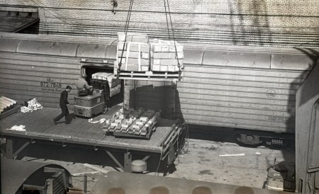 Погрузка коробов с рыбой в железнодорожные вагоны в порту Пальяссааре 1982