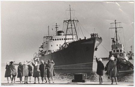 ТР  Иней  встречают   родственники моряков  1967   год