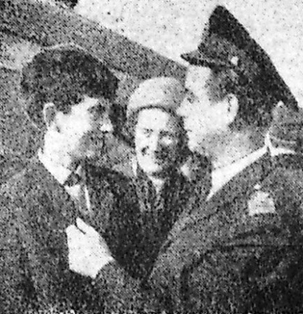 Кошманов  С.  первый  помощник  БМРТ-248 и его жена Кошманова И. работница ЭПУРП провожают сына Алексея на экскурсию  - 15 -05 1969