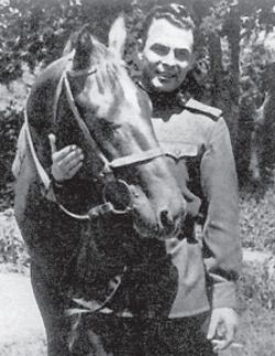Л. И. Брежнев с любимым конем по кличке Дончак. Геленджик. 1943 г.