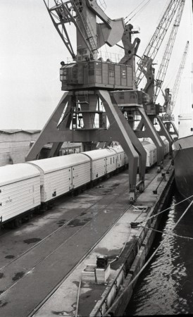 Краны и железнодорожные вагоны в порту Пальяссааре Эстрыбпром 1983