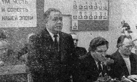 Новодержкин С. директор выступает на митинге – Холодильник Эстрыбпром 22 12 1979