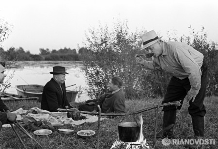 рыбалка  на  реке  Тьмака.  Калининская  область 1948  год