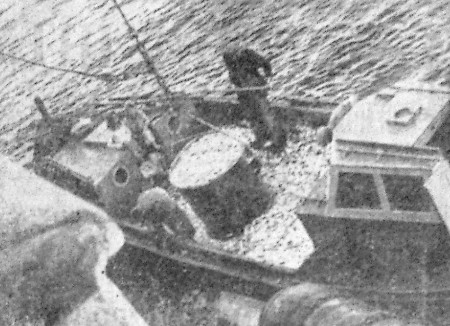 ПР Альбатрос принимает рыбу от колхозников - 20 08 1966