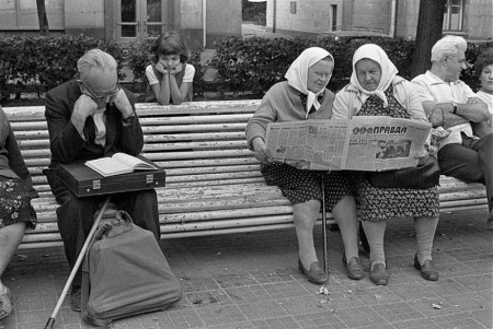 Старушки читают Правду. Москва, РСФСР,СССР. Весна 1980 года.