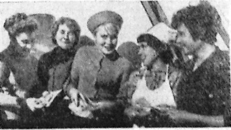Ставцевых Раю и Нину встретили подруги после прихода в порт - ТР Бора 23 11 1966