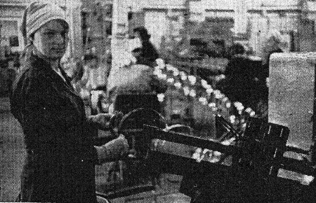 Штаркова Марина станочница жестяно-баночного цеха –  Холодильник, пресервный цех 15 12 1979